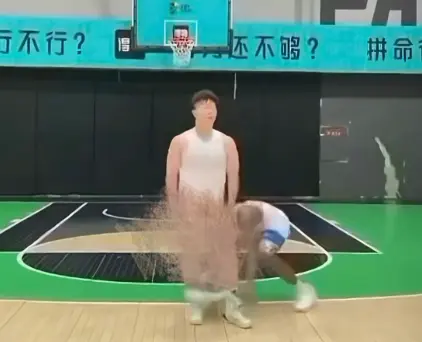 《牛教练的裤子》1080P高清中字-牛教练防守被晃裤子掉了全网爆火视频-《牛教练的裤子》免费在线观看