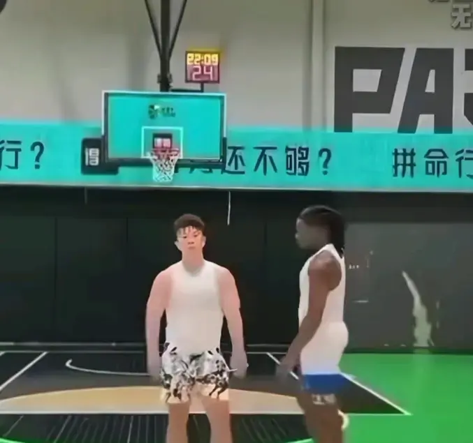《牛教练的裤子》1080P无广告播放-黑哥全程盯着牛教练腰带下手太脏了-牛教练被追着扒裤子笑不活了